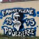 Na osiedlu Pojezierze pojawiło się nowe graffiti wykonane przez fanatyków Stomilu Olsztyn