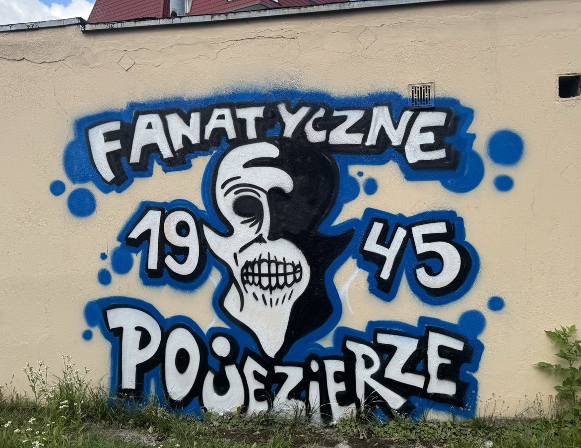 Na osiedlu Pojezierze pojawiło się nowe graffiti wykonane przez fanatyków Stomilu Olsztyn