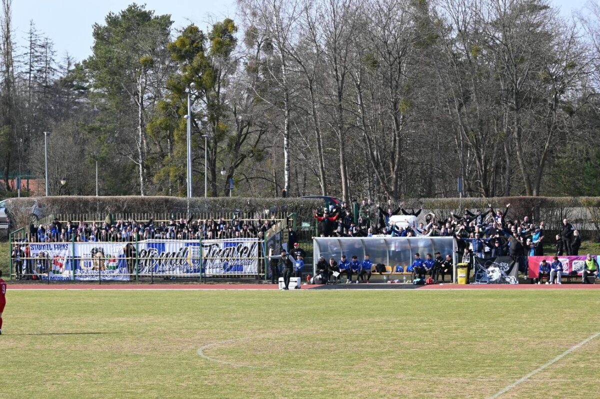 Na stadionie w Giżycku jesteśmy w 146 osób i wywieszamy 6 flag Stomilu Olsztyn