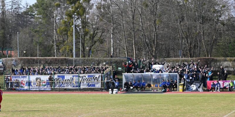 Na stadionie w Giżycku jesteśmy w 146 osób i wywieszamy 6 flag Stomilu Olsztyn