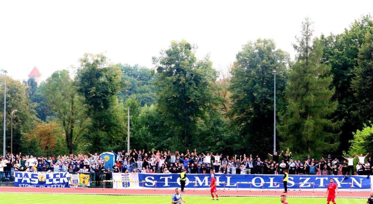 Do Pasłęka pociągiem i autami docieramy w 196 osób w tym 17 Lechia Gdańsk oraz przedstawiciele miejscowego Fan Clubu Stomilu.